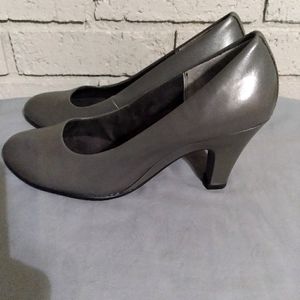 Aerosols Tapestry Gray Heels Size 8